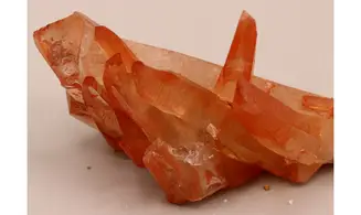 Quartz hematoide