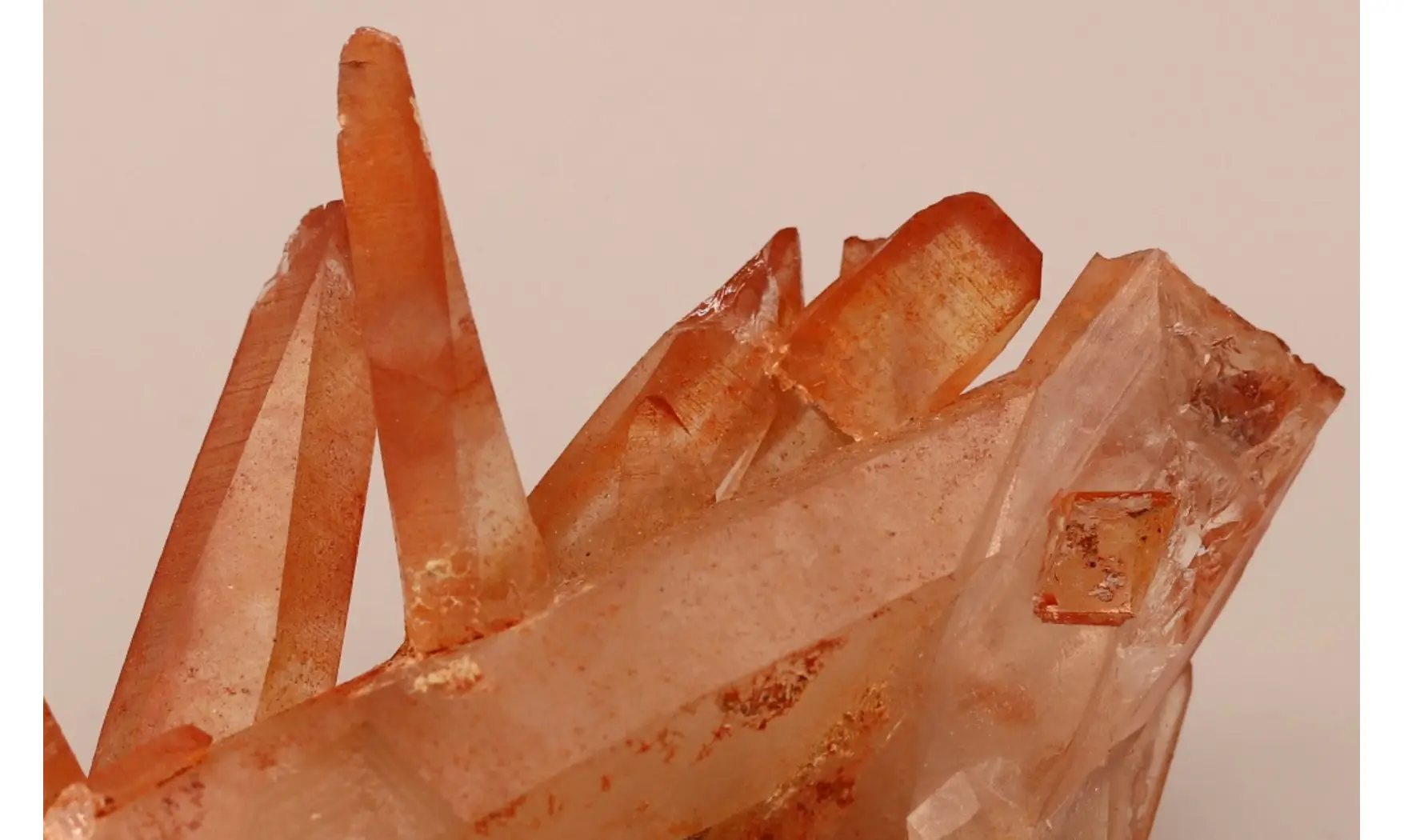 Quartz hematoide